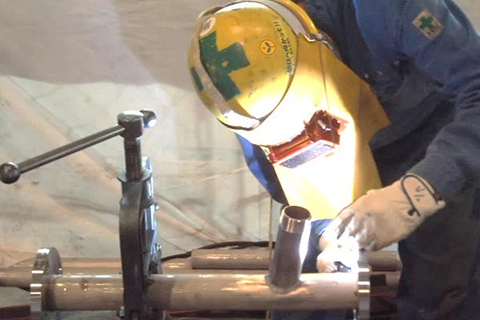 アルゴン溶接作業