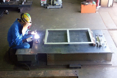 アルゴン溶接作業